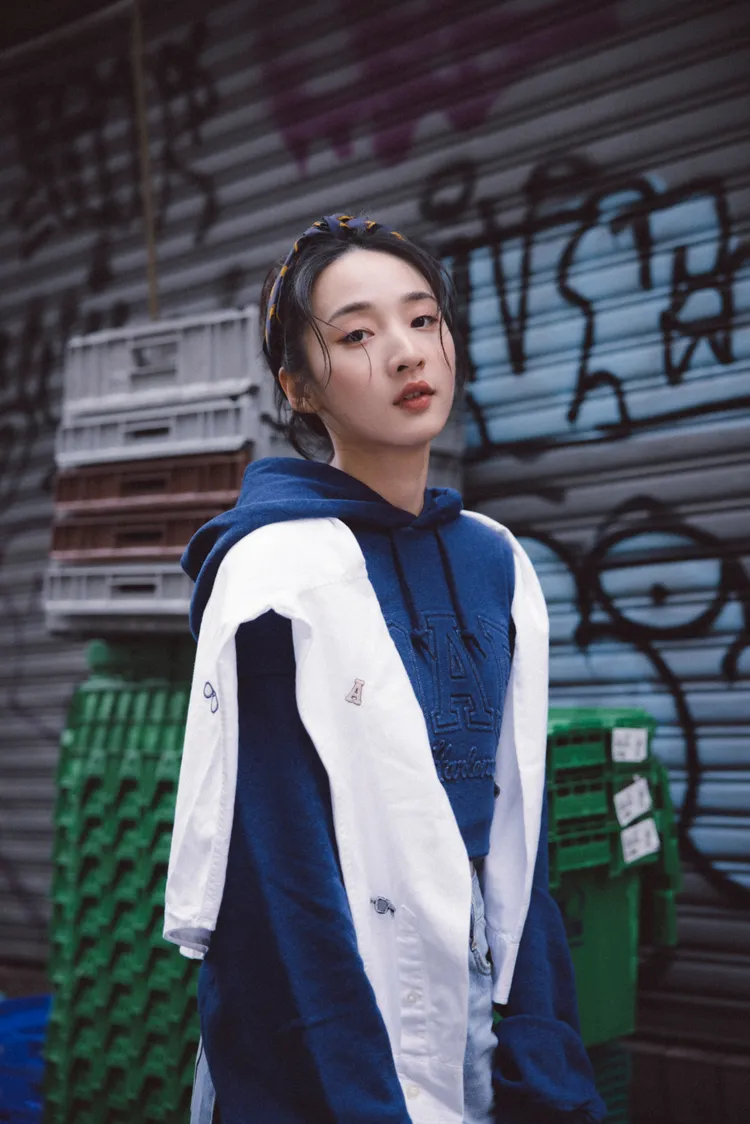 聯名方巾轉化成髮帶造型替造型增添復古感。品牌提供