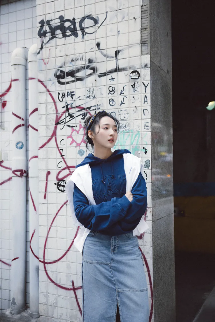 李沐選穿深藍色刺繡Logo帽T搭配白色刺繡牛津襯衫披肩。品牌提供