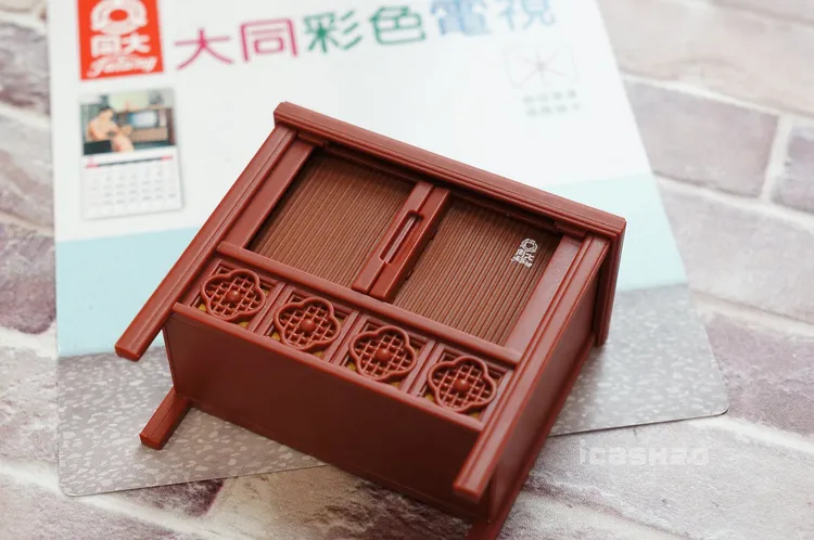 大同電視icash2.0外觀有著整體造型仿木外箱，下方喇叭孔鏤空雕花及整台紅木色上漆。業者提供