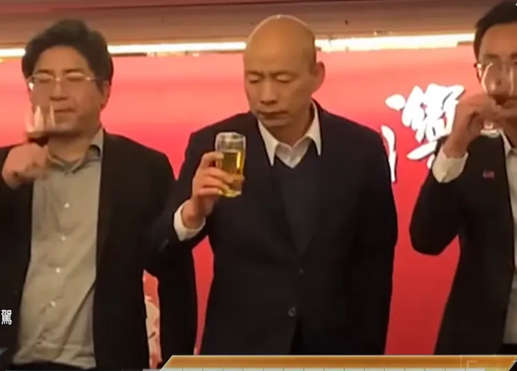 韓國瑜喝了一口之後，發現杯中是威士忌，不是他原本以為的熱茶。翻攝自《少康戰情室》
