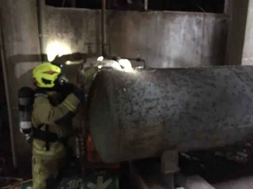 基隆暖暖廢棄冷凍廠房驚傳「氨氣外洩」！消防員冒險進入關閉閥門