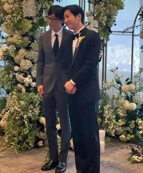 劉在錫（左），擔任李相燁的婚禮司儀，2人因《第六感》結緣。翻攝IG