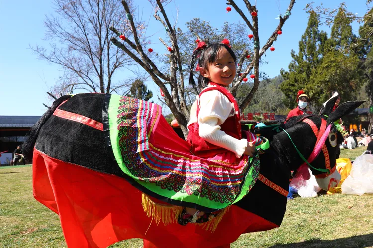上月農曆年期間，雲南省騰沖市一名兒童體驗民俗表演。新華社
