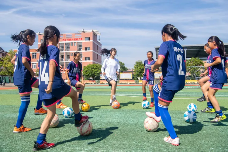 重慶三河小學的兒童練足球。新華社