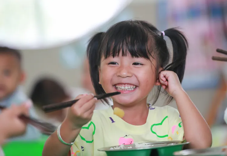 貴州省從江縣一間幼兒園的小朋友在享用免費營養午餐。新華社