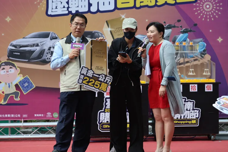 市長黃偉哲致電中獎民眾。市府提供