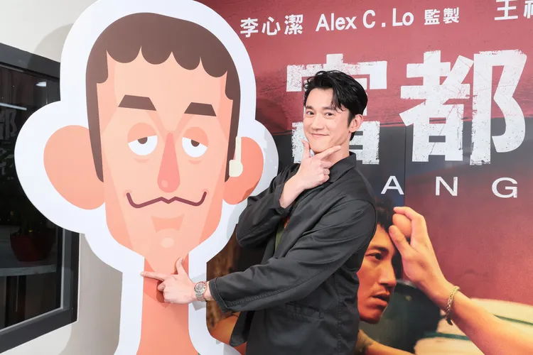 吳慷仁日前去亞洲電影大獎碰到梁朝偉。甲上提供