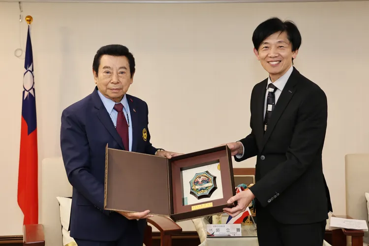 台南副市長葉澤山(右)致贈劍獅予顧問團主席郭立勝。市府提供