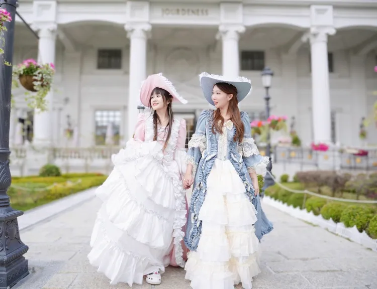 魔法花園檔期限定變裝優惠，3/8~5/12消費滿1388元可免費體驗一套女性歐式禮服30分鐘。佐登提供