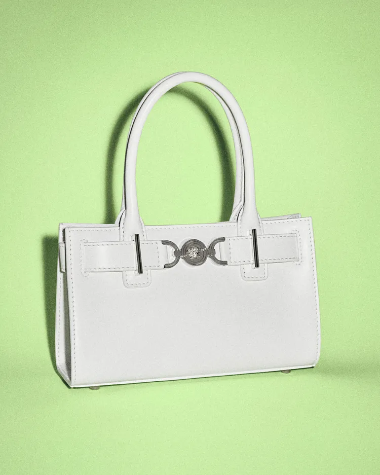 Medusa ’95系列包款在金屬細節加入了招牌Medusa圖案。品牌提供