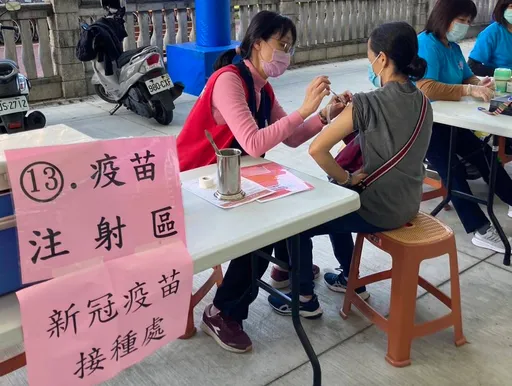 有打有保庇!人潮聚集恐增傳播風險 桃園開設新冠疫苗接種站