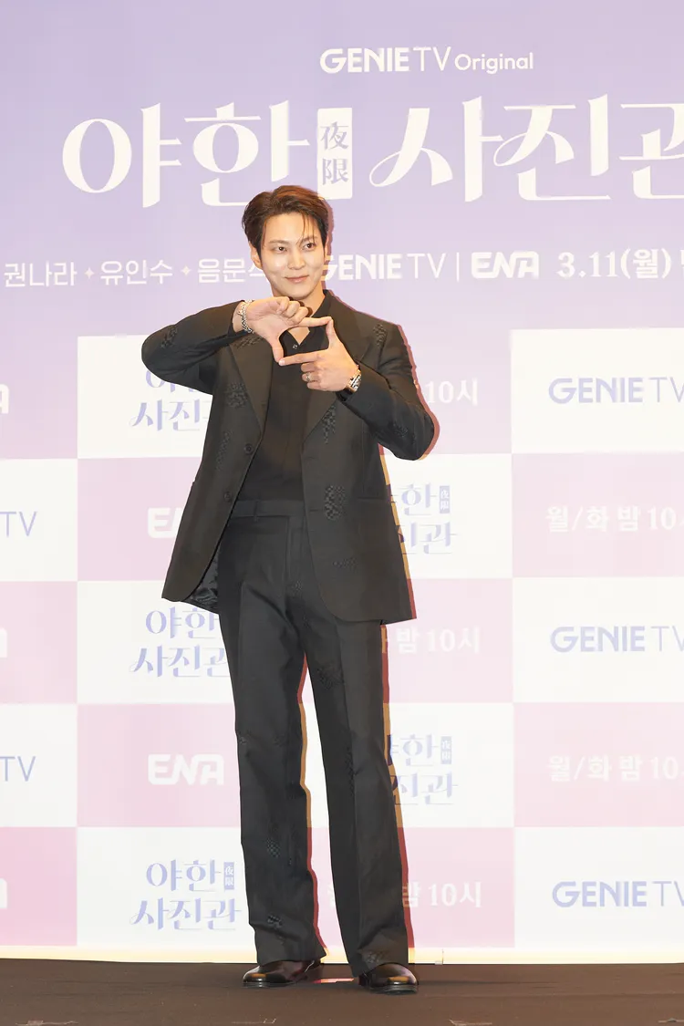 周元劇中飾演幫鬼客照相的攝影師。friDay影音提供