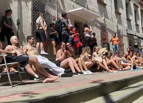 學生們認為學校應該要有抵禦熱浪的設備。圖／翻攝自spottedpucsp IG