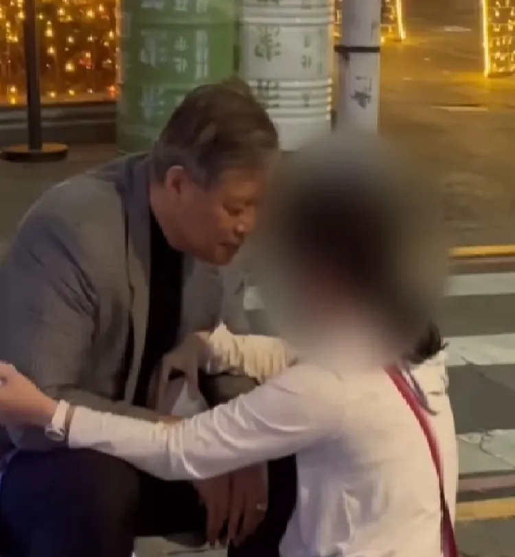 謝靜華當街強吻馬尾妹。翻攝徐巧芯臉書