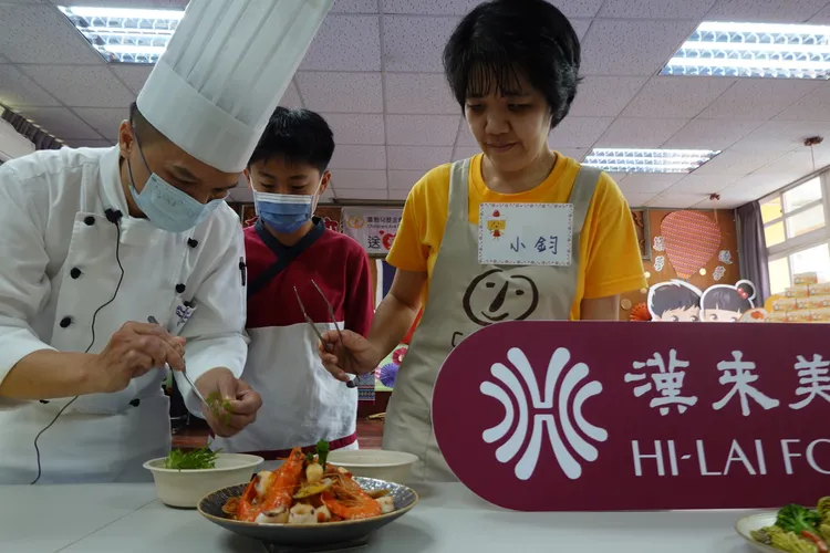 漢來主廚示範製作義大利麵，同時指導憨兒和學童西式擺盤。喜憨兒提供