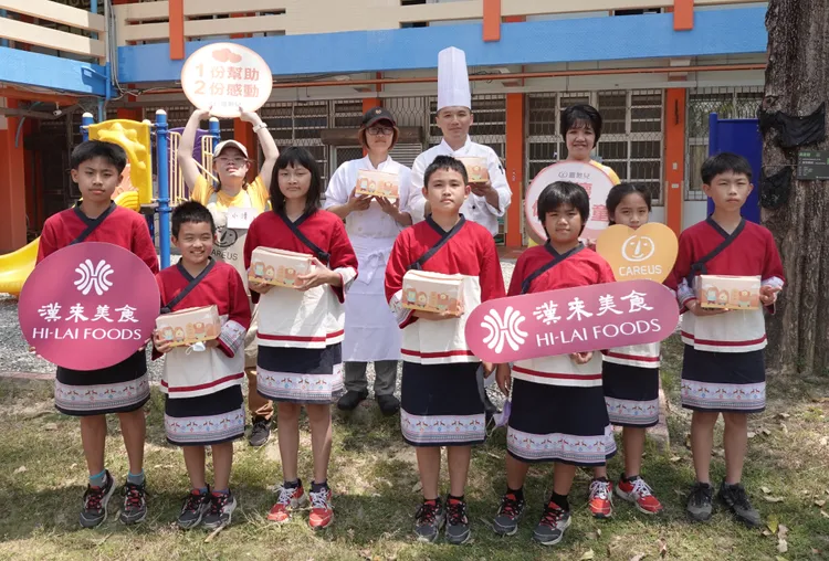憨兒們以及漢來美食廚師團隊與木柵國小學童。喜憨兒提供