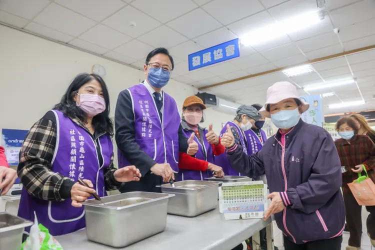 張善政視察社區關懷據點供餐品質。桃園市府提供