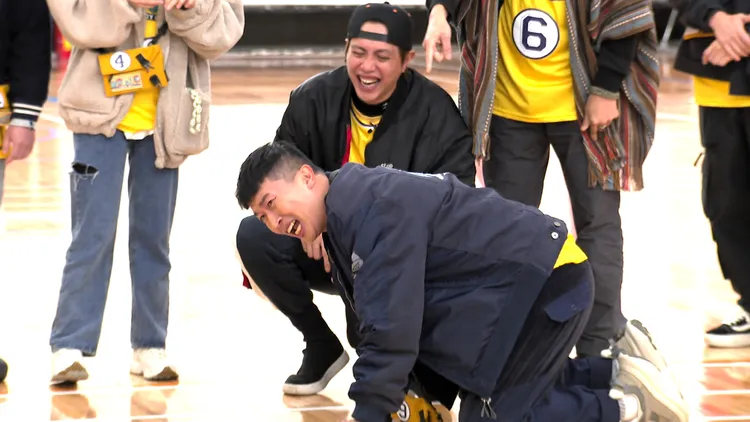 張立東（中）最後腿軟倒地，怒吼白玩了。台視提供