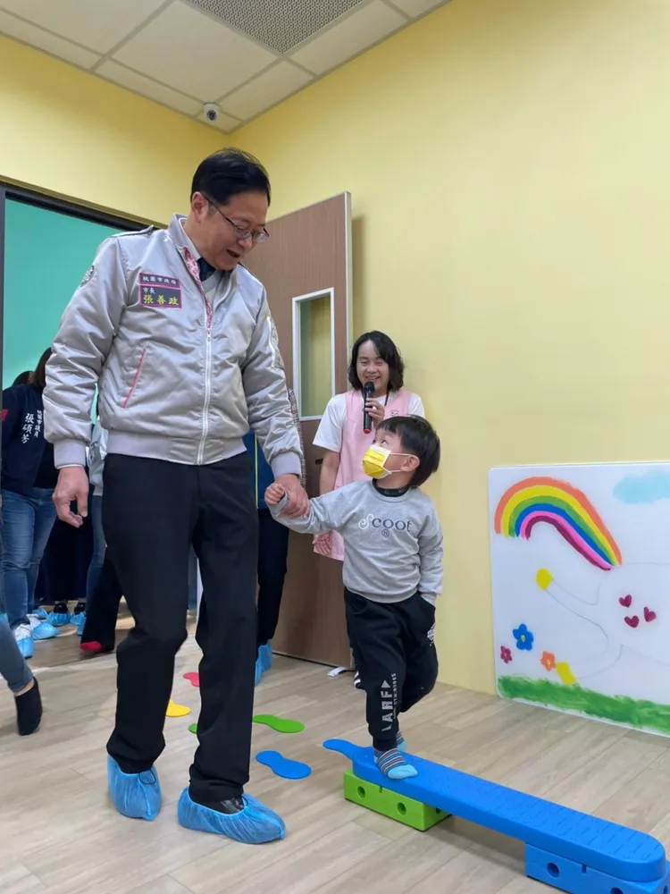 張善政拉著小朋友體驗托嬰中心設施。桃園市府提供