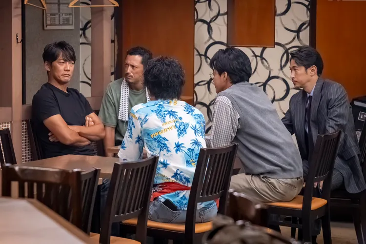 反町隆史（左）飾演的鬼塚英吉，和教過的學生重聚。翻攝GTOrevival X