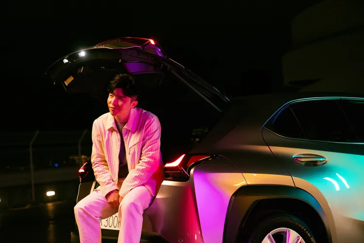 《UX熱情點燃新節奏》透過小宇辨識度極高的溫暖嗓音、和充滿感性魅力的創作，邀請大家即刻駕駛UX 300h出發。業者提供