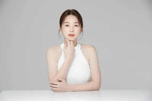 六月紧牵「小鲜肉」被偷拍 逆天少女腿被看光