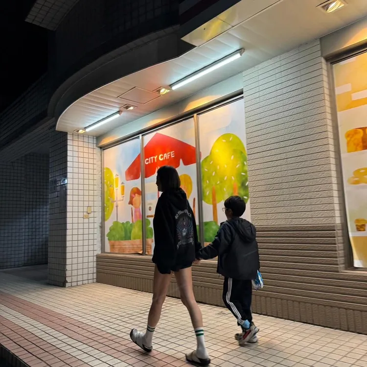 六月牽著兒子去餐廳赴約的背影照，一雙長腿超吸睛。翻攝六月臉書