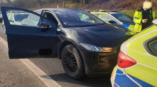 「煞車失靈」電動車失速狂飆 出動8警車才擋下