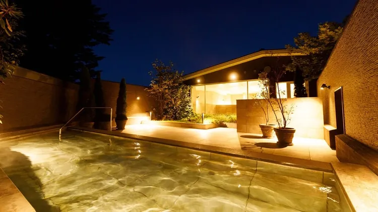 「舊輕井澤 Le Grand 飯店」提供旅客星光璀璨的露天浴池，可享受夜晚的微醺優閒時光。樂天旅遊提供