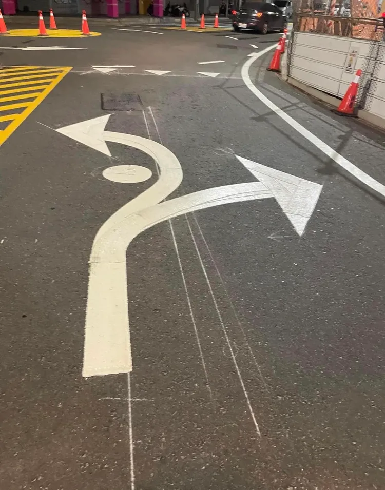 高雄三多商圈這處路面交通標線，讓部分用路人看了不明所以。翻攝自臉書粉專「夏天車庫 Summer Garage 夏祖亮汽車藝術主題商店」