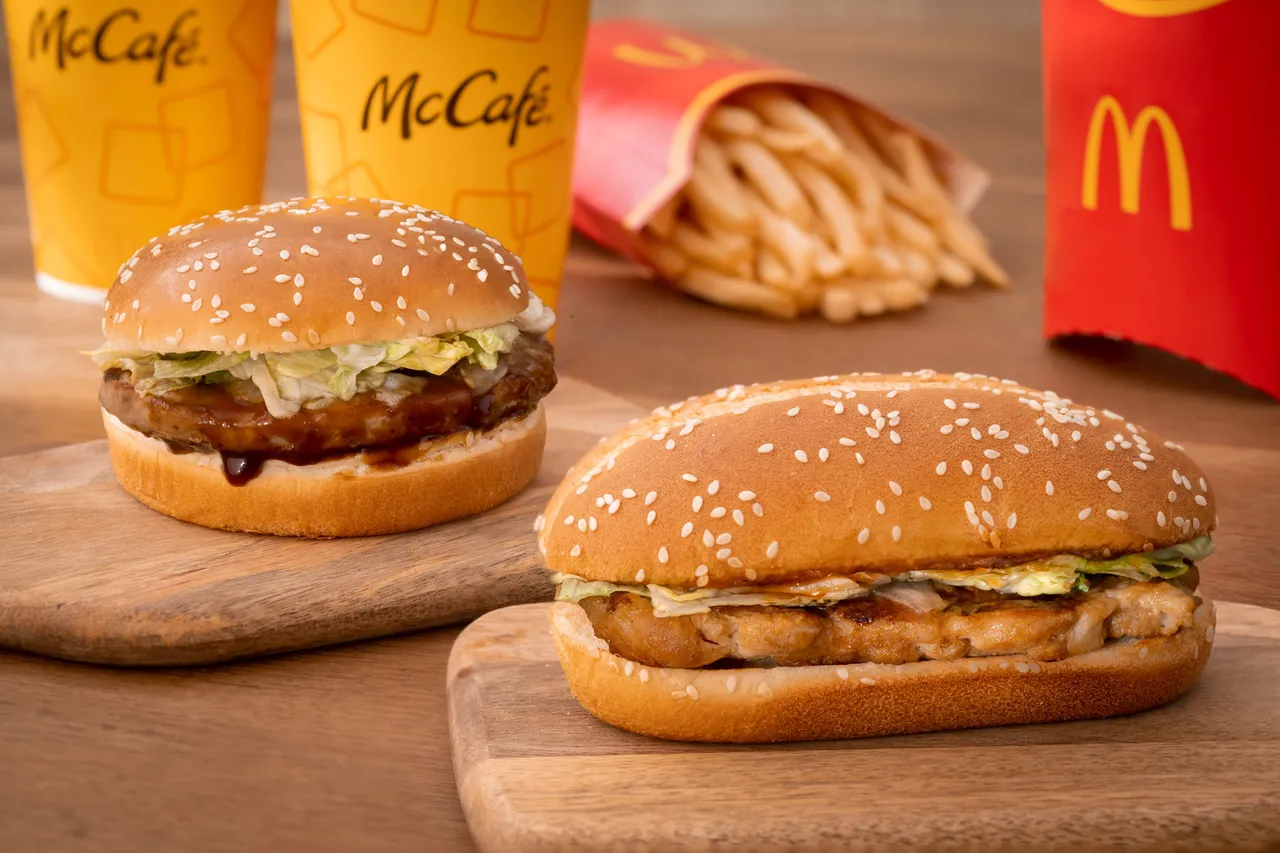 麥當勞將於3月27日、4月10日限期復刻「板烤鷄腿堡」與「照燒豬肉堡」兩大經典產品，但網友卻紛紛認為奶昔回歸才是關鍵。業者提供