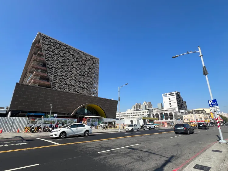 鳳山車站改造讓周邊建案都想挑戰4字頭成交行情。葉家銘攝