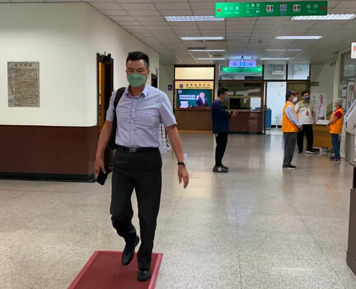 騷擾女書記官尬聊「事業線」！男法官遭免職又被控接受性招待　結果出爐