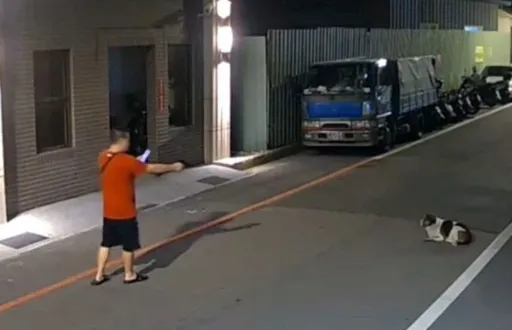 紅衣男當街拿狗當靶狂射 網怒「狗狗沒礙到你啊!」警方要辦了