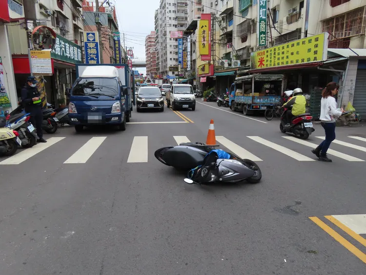 小貨車在行人穿越道旁違規停車，影響行人及機車視線。民眾提供