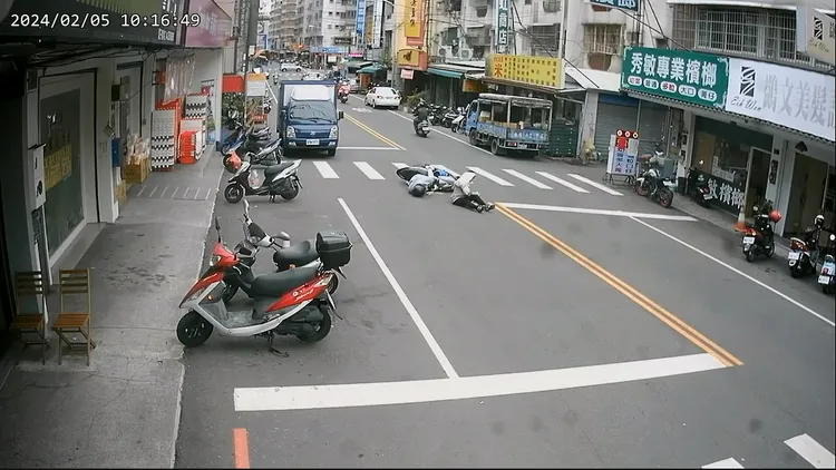 機車騎士及行人雙雙倒地受傷。民眾提供