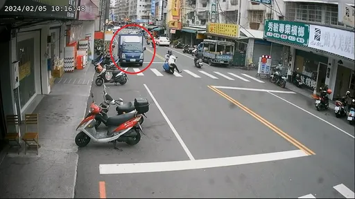 台中小貨車併排停車影響視線 21歲女過馬路遭機車撞翻釀2傷