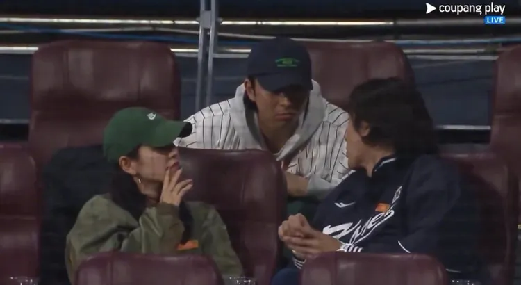 坐在玄彬、孫藝真身後的是韓星孔劉。翻攝韓國me2day微博