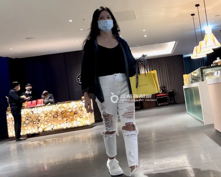林熙蕾提2袋「PETIT SAM LIU」可麗露當伴手禮，跟大家共享。特勤中心攝