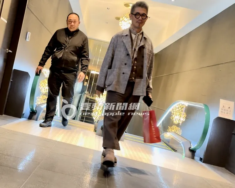 柯震東爸爸（右）提著威士忌品牌禮品袋前來聚餐。特勤中心攝