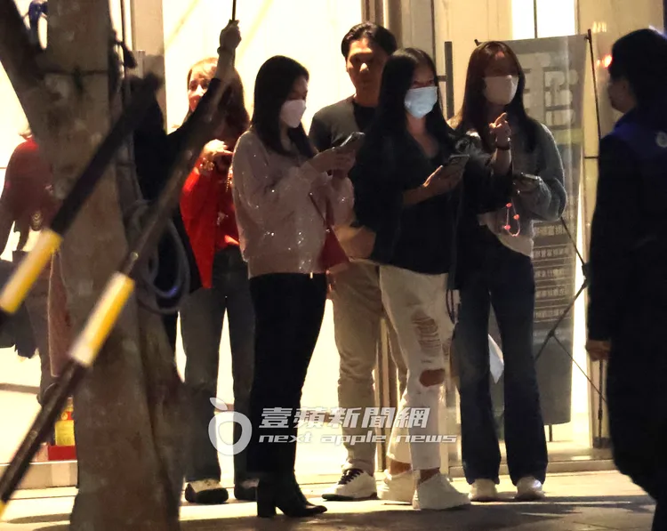 林心如（右起）、林熙蕾及曾馨瑩，站在門口確認車子。特勤中心攝