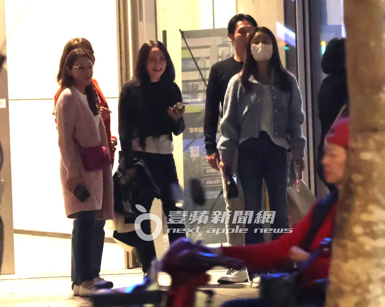 林心如（右）和陳怡蓉目送林熙蕾上計程車。特勤中心攝