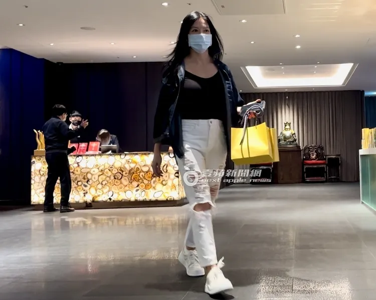 林熙蕾幾近素顏的到國賓中餐廳參加晚宴。特勤中心攝