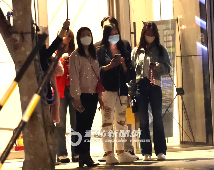 林心如（右起）、林熙蕾、曾馨瑩在門口等車。特勤中心攝