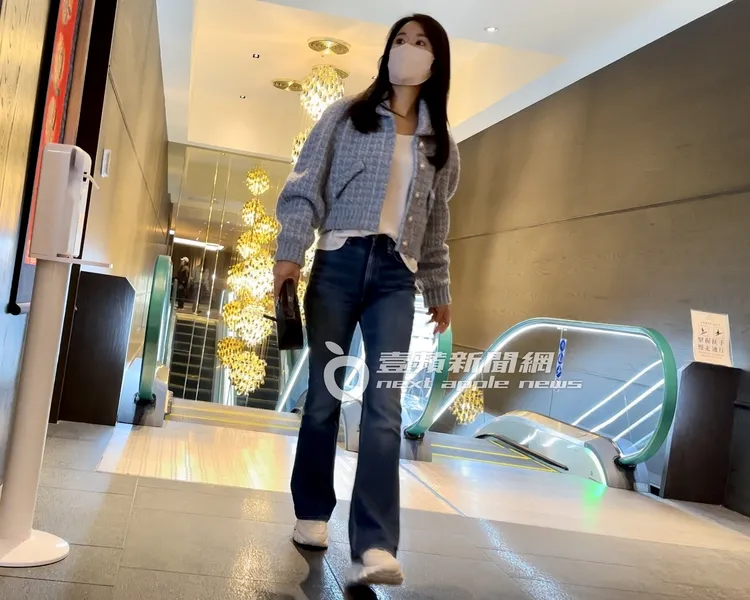 林心如一身小清新打扮，膚質晶瑩剔透，獨自來到餐廳門口。特勤中心攝