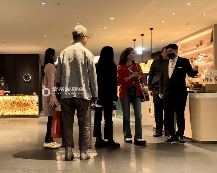 陳怡蓉（左起）、柯爸、柯媽及國賓老闆娘Jackie在中餐廳前寒暄。特勤中心攝