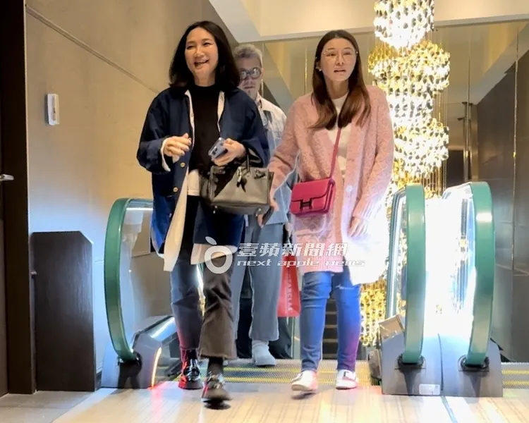 陳怡蓉（右）肩背HERMES康康包，一身粉嫩登場。特勤中心攝