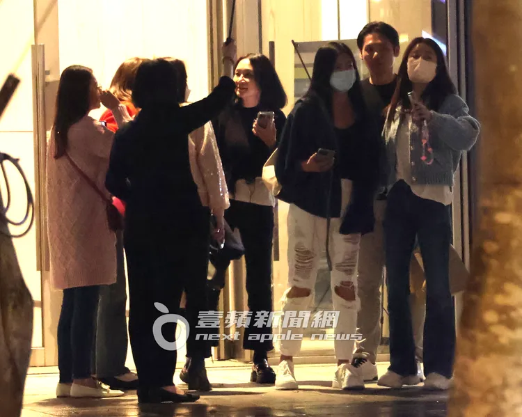 林心如（右）貼心幫林熙蕾指引叫車的方向。特勤中心攝