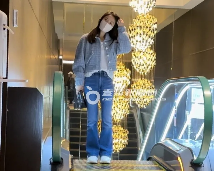 林心如出場自帶光環，用手整理秀髮。特勤中心攝