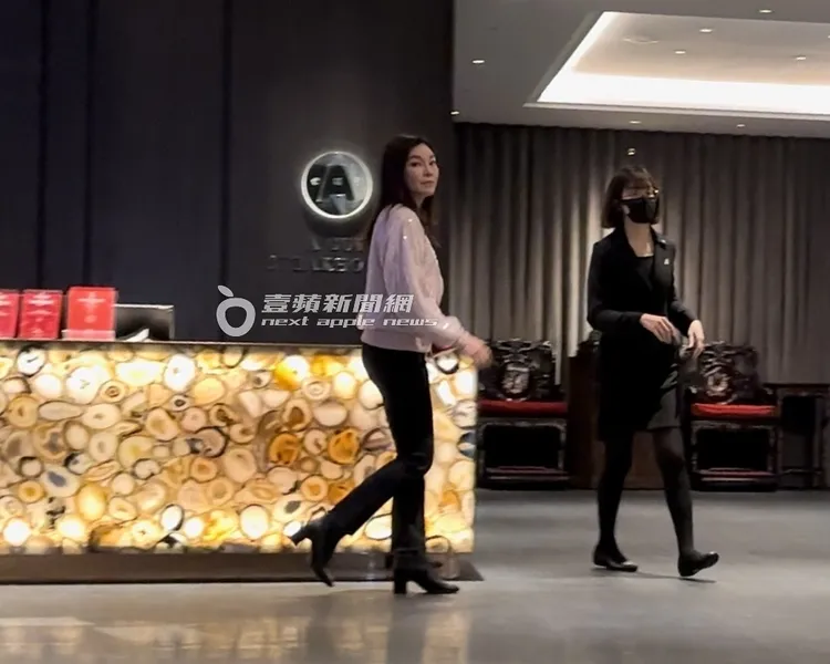 曾馨瑩（左）似乎不清楚餐廳位置由服務人員帶位。特勤中心攝